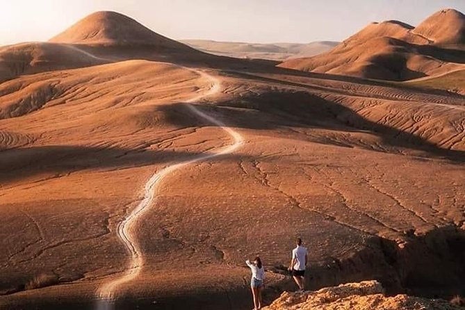 Agafay Desert Dinner show and Camel Ride & Sunset - Argan Oil at a Clay Workshop: More Than a Tourist Stop