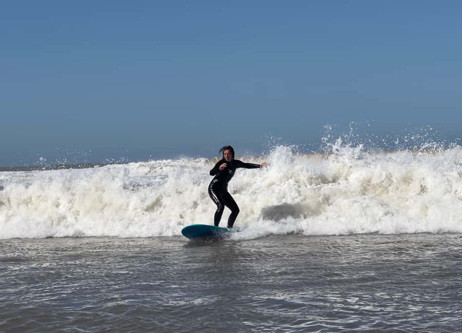 Beginners friendly surf in nice spots - The lesson flow: wetsuits, warmup, and practice on sand