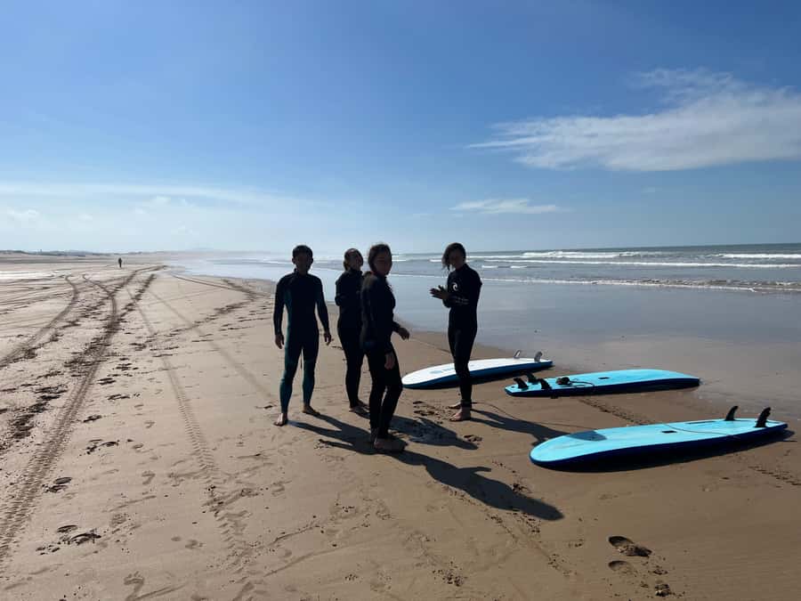 Beginners friendly surf in nice spots - Small group energy: why up to 6 changes everything