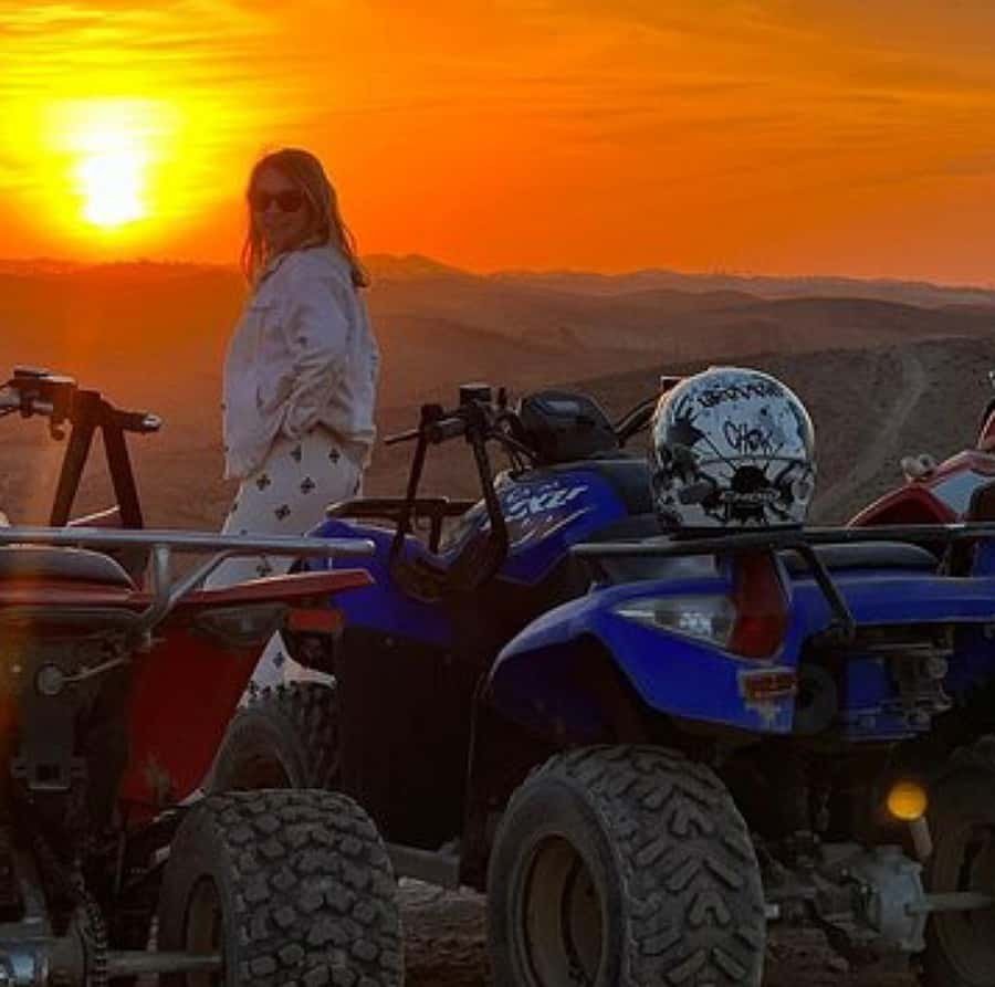 Dinner show in agafay Desert 1h quad bike & 20 min camels - Quad Bikes in the Rocky Dunes: 70 Minutes of Beginner-Friendly Thrill