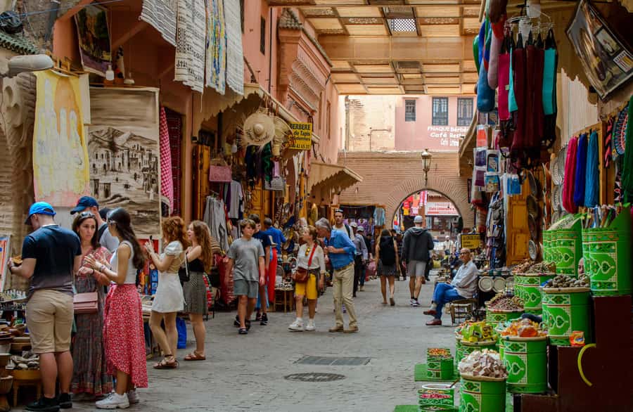 Marrakech: Bahia Palace, Saadian Tombs & Medina Guided Tour - Rahba Kedima and the Medina lanes that feel like a maze
