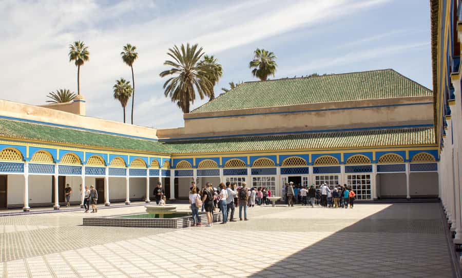 Marrakech: Bahia Palace, Saadian Tombs & Medina Guided Tour - Djemaa el Fna, by day and by the time the lights turn on