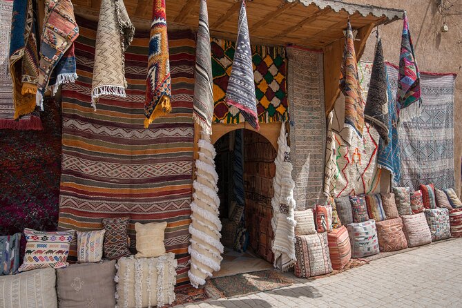 Marrakech: Bahia Palace, Saadian Tombs, Souk and Medina Tour - First stop: Café de France, Djemaa el-Fna, then instant orientation