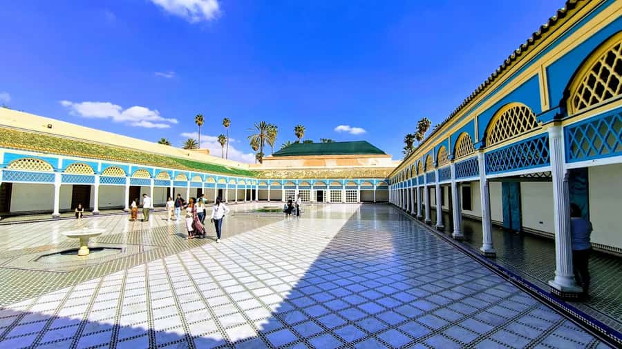 Marrakech: Bahia Palace, Saadian Tombs & Top Highlights Tour - Souks in the Old Medina: shopping with context (and less chaos)