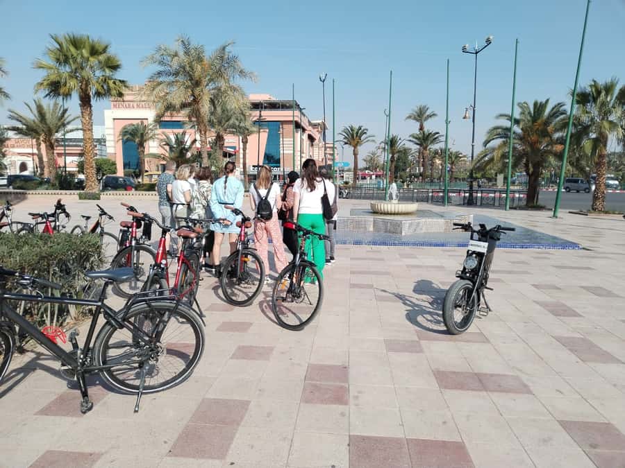 Marrakech: Bicycle Tour with a Local Guide - Saadian Tombs and Bahia Palace: royal-era architecture on two wheels