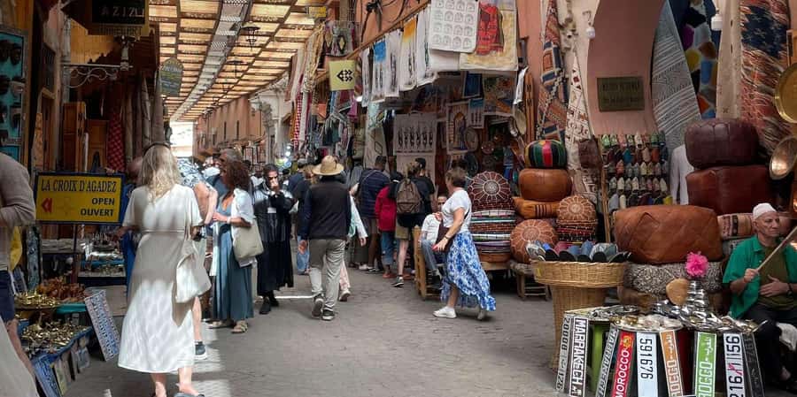 Marrakech: Madrassa Ben Youssef, Secret Garden & Medina Tour - Meeting at Café de France in Djemaa el Fna, and how to start smoothly