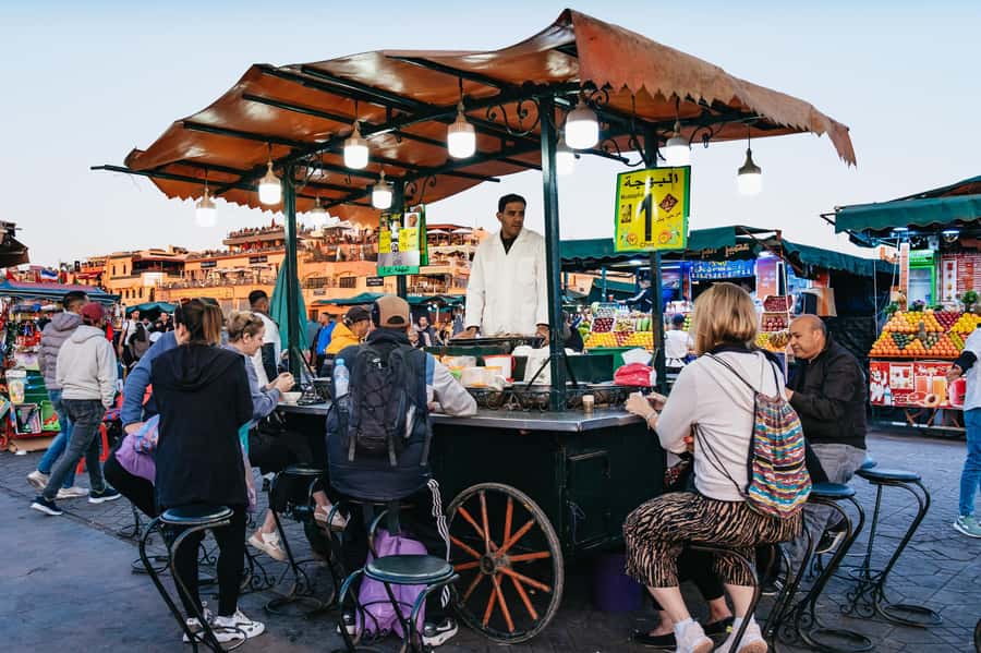Marrakech: Medina by Night Walking Tour with Moroccan Tea - Souks and bargaining atmosphere, without feeling like prey