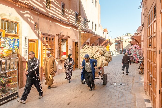 Marrakech: Palace, Museum, Madrasa & Medina Highlights Tour - Starting at Jemaa el Fna, where the city begins to make sense