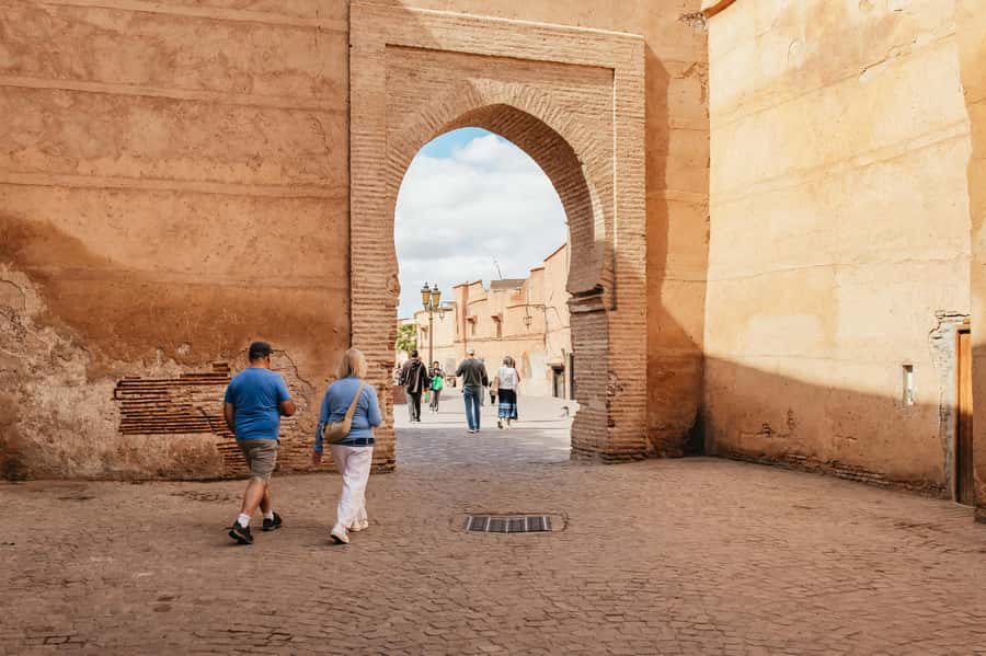 Marrakech: Saadian Tombs & Bahia Palace, Medina Guided Tour - Saadian Tombs: Hispano-Moorish carvings and the 1917 rediscovery