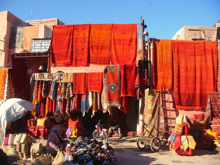 Marrakesh: Guided Souk Shopping Tour with a Local Guide - Meet at Jemaa el-Fna, then step into the Medina with confidence