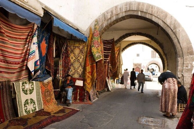 Private Tour of Casablanca with Round Trip Airport Transfer - Getting picked up, then staying comfortable