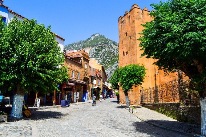 Private walking tour of Chefchaouen (The blue city) - The quiet cemetery stop with Arabic inscriptions