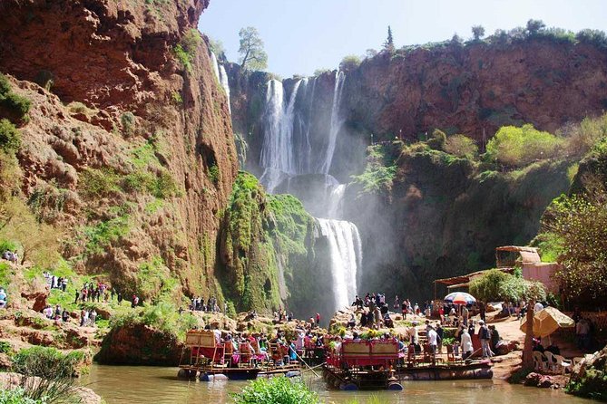 The waterfalls of Ouzoud - Boat time at the falls: crossing the basin for a new angle
